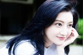 景甜白T简服现身山间，肌肤白嫩仙气满满，笑起来像校园清纯女神视频封面