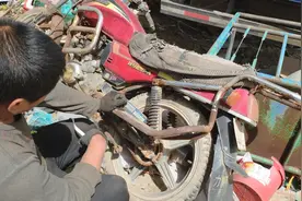 价值几万元的豪华摩托车卖了废铁价，细看车身就知道原因了视频封面