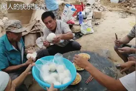 农村建房主家中午管一顿饭露天劳务工师傅的午饭大锅菜馒头管饱视频封面