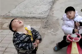 孩子在家没有小朋友玩，自己偷偷跑出去玩了，每天都得找他好几遍视频封面