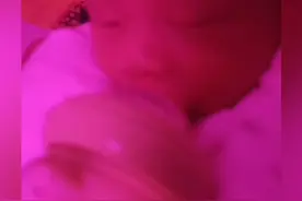 出生十几天的宝宝太能吃了一次要吃60毫升宝爸说简直就是一吃货视频封面