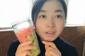 小丽减肥容易保持身材却很难 一不小心就会反弹 晚上喝杯蔬菜汁吧