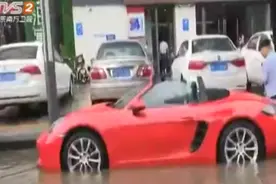 女子将敞篷车停在路边，车内进水，交警找来尼龙帆布帮她盖上视频封面