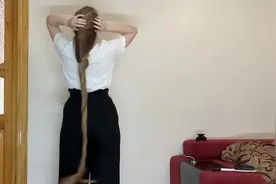 美女披着滑顺的长发，很显气质，轻轻甩起来，女神范十足视频封面