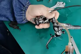 山地车油碟刹漏油，杨哥教你怎么自己修复，一不小心省了一千元！