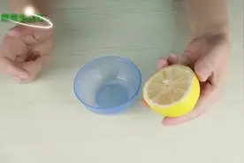 在家用柠檬加红霉素自制美白液，每天涂两次，皮肤白如雪视频封面