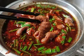 猪小肠这样炒比大肠还好吃，  Q弹劲道，香辣下饭，正宗的江西菜