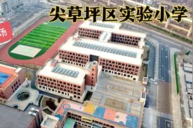 航拍太原城郊公办小学，校园很大，楼顶还有球场视频封面