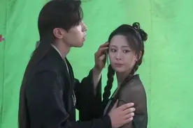 邓伦故意摸杨紫的手，谁注意到杨紫的表情，网友：快去民政局视频封面