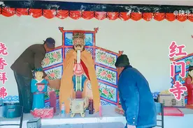 陕北农村大年三十留守老人上庙贴对联打扫卫生，祈求来年风调雨顺视频封面