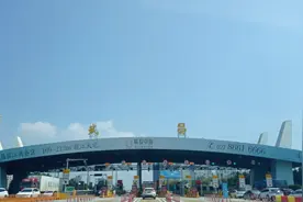 英雄武汉的开学季，发霉棉被成山丢弃，黄金时间为何难见人和车？