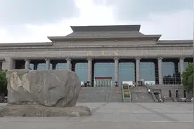 驻马店最好的大学，黄淮学院，市图书馆学校里，这种情况很少见视频封面