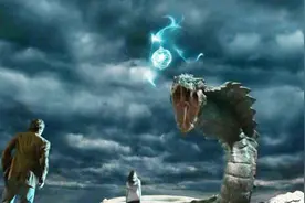 巨蟒缠绕80层大楼，上演双龙夺珠，比金刚还要好看！