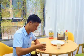 黑米被白醋泡过之后，水变成了葡萄酒一样的颜色，这是假的黑米？视频封面