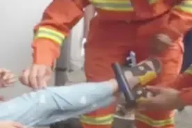 常州一熊孩子贪玩，用U型锁锁住双腿，关键钥匙还找不到视频封面