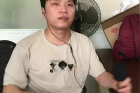 小伙拿麦克风和耳机对比 声音出来之后简直天壤之别