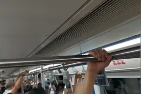 你我之间的距离那么近，相互拥挤，相互依靠！