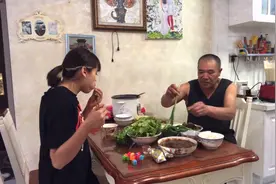 河南闺女远嫁东北，慢慢习惯东北饮食，豆皮卷大葱生菜蘸大酱，香视频封面