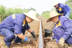 高温“烤”验！铁路工人50℃钢轨上作业每天“蒸桑拿”视频封面