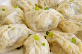 加西红柿馅的西葫饺子比肉馅的都香，皮薄馅多营养丰富，真好吃视频封面