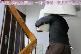 换旧马桶：马桶医生换马桶全过程！一口气背着一百多斤马桶上七楼视频封面