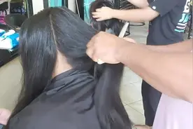 天气热了，女子把长发剪成超短发后，没想到这么丑