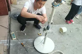 摇头电扇电机坏了，小文为省30块钱手工费，让师傅亲自指点组装视频封面