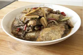 赶海二哥分享“糖醋带鱼”的做法，食材用乳山本地野生小眼带鱼