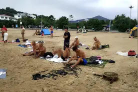 大家付家庄海上浴场，海上浪很大，也有冒生命危险下海游泳。