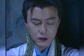 小伙身中剧毒，曾经被他救过得大蛇来报恩，主动帮小伙解毒