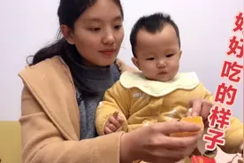 8个月宝宝嘴馋，想吃橘子懂得讨好妈妈，还会拉着妈妈手往嘴里塞视频封面