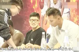 朱芳雨当总经理后，易建联、周鹏、赵睿对他的评价还不错的视频封面
