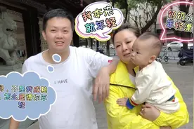 年轻奶奶带孙子去领中秋礼品，路上不让儿媳妇拍摄，说没化妆太丑视频封面