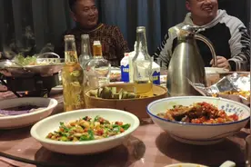 同学开豪车从深圳回江西过年，同学聚会还偷偷买单，结果令人尴尬视频封面