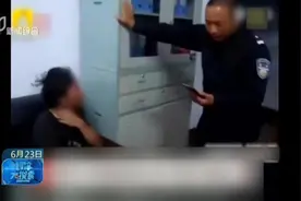 男子晕倒路边，警察多次喊叫没用，突然说了一句话，男子瞬间起身视频封面