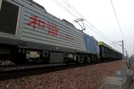 一眼望不到尾的火车大货列，一起来看看吧，食用油也有专用车厢视频封面