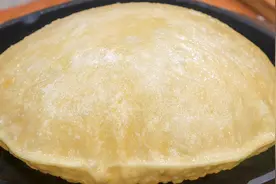 面点师分享鸡蛋灌饼的简单做法，半烫面，一揉一擀，张张鼓大泡