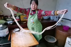 跟着山西老妈学做拉面，从和面到出锅详细讲解，轻松一拉2米不断