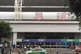 坐成都地铁换城际列车去青城山