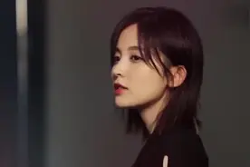 古力娜扎一袭黑色吊带纱裙，这漂亮的锁骨和修长的脖子，太美视频封面