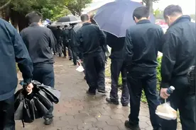 一大早，珠海格力电器上班的人就排到了马路边，什么情况视频封面