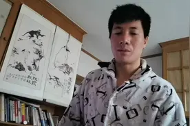 小伙太宠老婆，早饭端到床上给老婆吃，心甘情愿吃老婆的剩饭