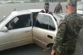 国外也抓超载，一辆小轿车的人数堪比中巴车了，你们自己数数吧！视频封面