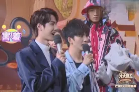 王一博受女粉丝邀请跳舞，一脸害羞，可是却实力宠粉！视频封面