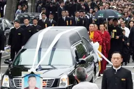 身高1.58米体重70斤，死后4万人参加葬礼，4个女儿无人敢娶视频封面