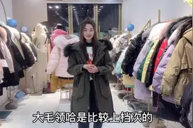 军绿色派克服搭配牛仔裤，时尚保暖上档次，过年回家这样穿美美哒视频封面