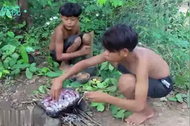 两小孩的野外生活，在森林里烤海鲜，还真是另一番风味呢！视频封面