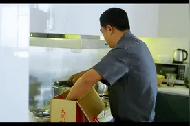 老司机给女老板开车，还负责蒸大闸蟹，临走还送了两盒，阔绰啊视频封面