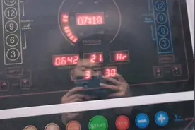 今天我和室友一起去健身房，看着室友的肌肉越来越大，真是羡慕视频封面