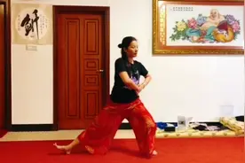 美女宅家练习龙门太极，越练越年轻，越练越有韵味